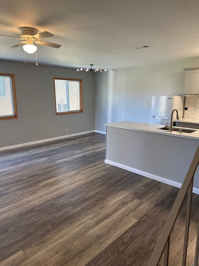 Building Photo - Townhome for Rent! Close to American River...