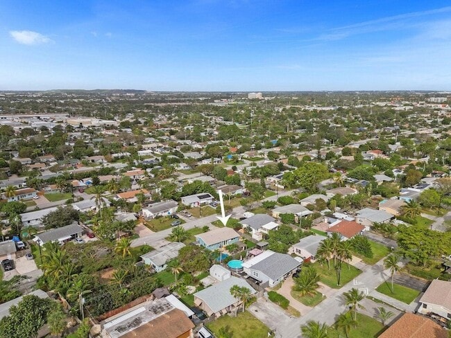 Building Photo - 2750 NE 10th Ave