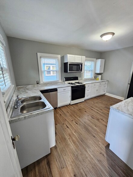 Open spaced kitchen - 1740 Fairmount Pky