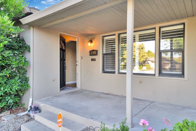 Building Photo - 1301 S Lee Ave