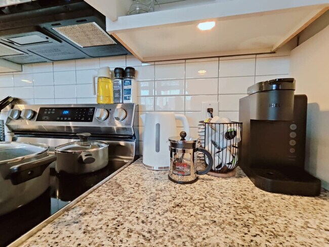 Building Photo - 212 W Roberts Ave