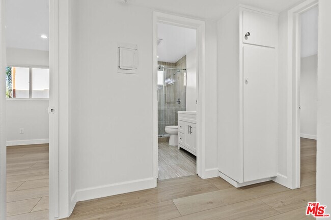 Building Photo - 330 E Dryden St