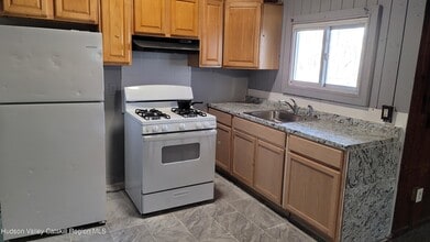 Building Photo - 5 Maple St