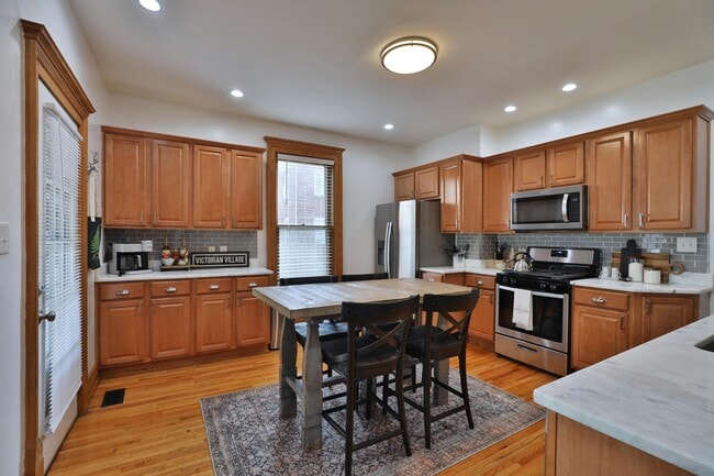 Building Photo - 398 W 5th Ave