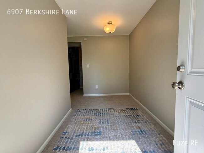 Building Photo - 6907 Berkshire Ln N