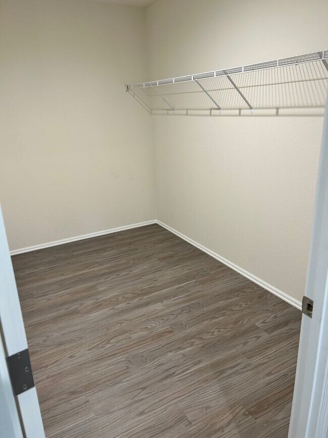 Building Photo - Large Spacious 5 Bedroom House with Fenced Yard