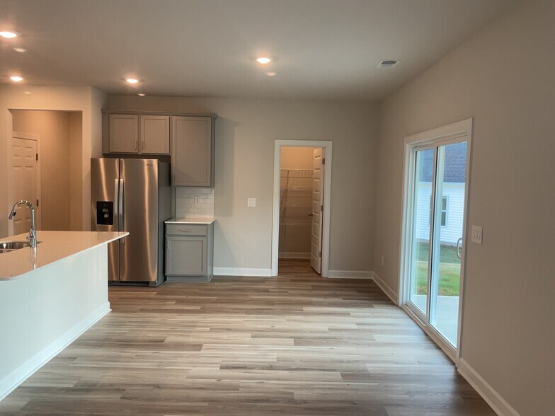 Building Photo - 300 Granby Trl