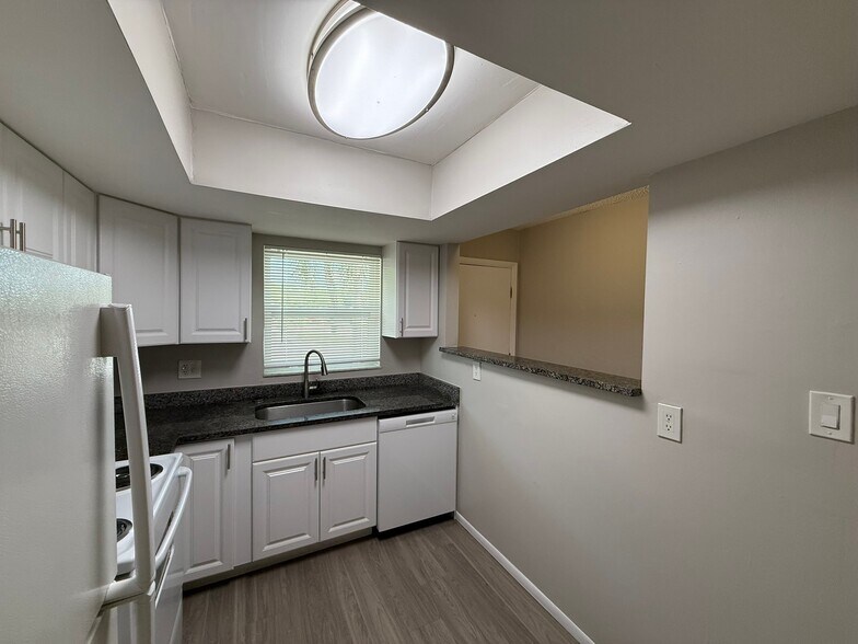 Building Photo - 2 Bed/1 Bath - Unit C3