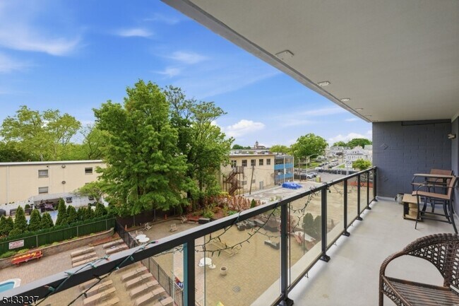 Building Photo - 285 Aycrigg Ave