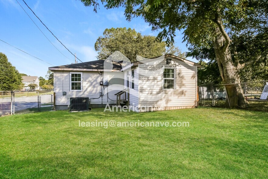 Building Photo - 2900 S Main St