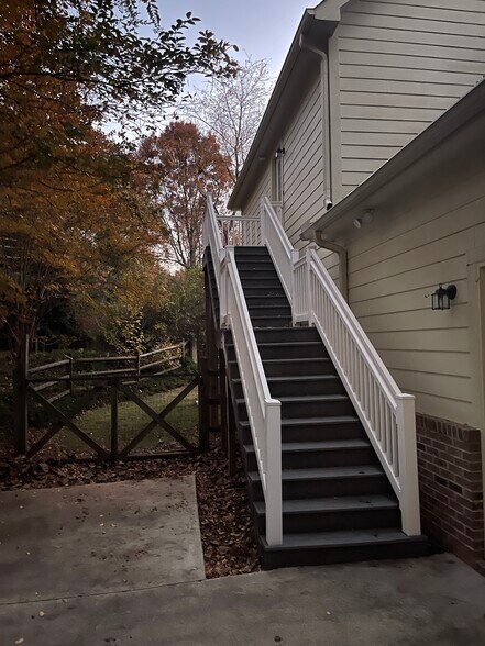 Side private entrance - 137 Edgecombe Rd