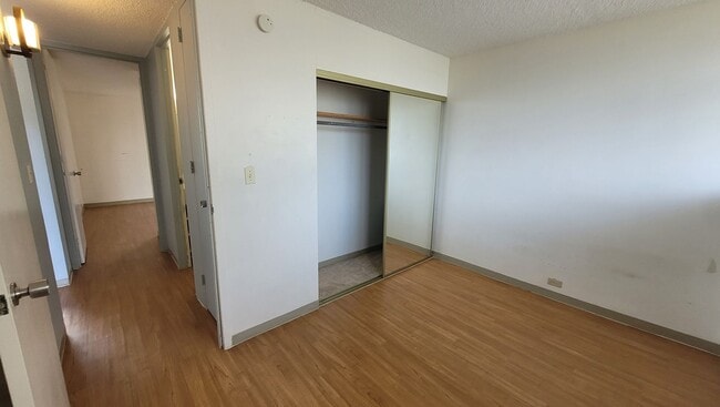 Building Photo - Nice 2bd, 1bath, 1pkg 700sqft unit . $2500