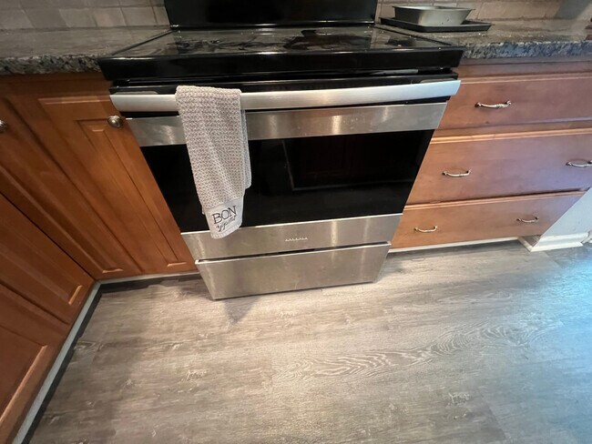 Building Photo - Room in Single Family Home on Daingerfield Dr