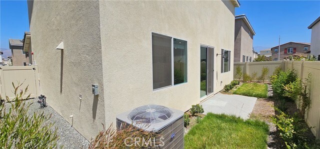 Building Photo - 2093 Bergamot St