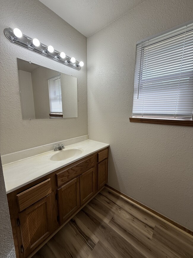 Building Photo - 818 Roff St