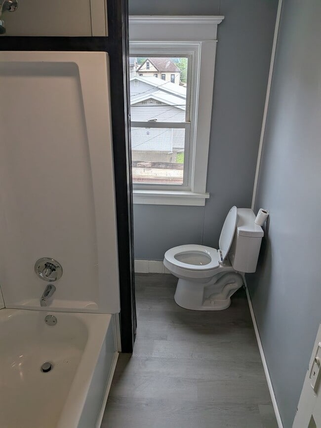 Building Photo - House for rent