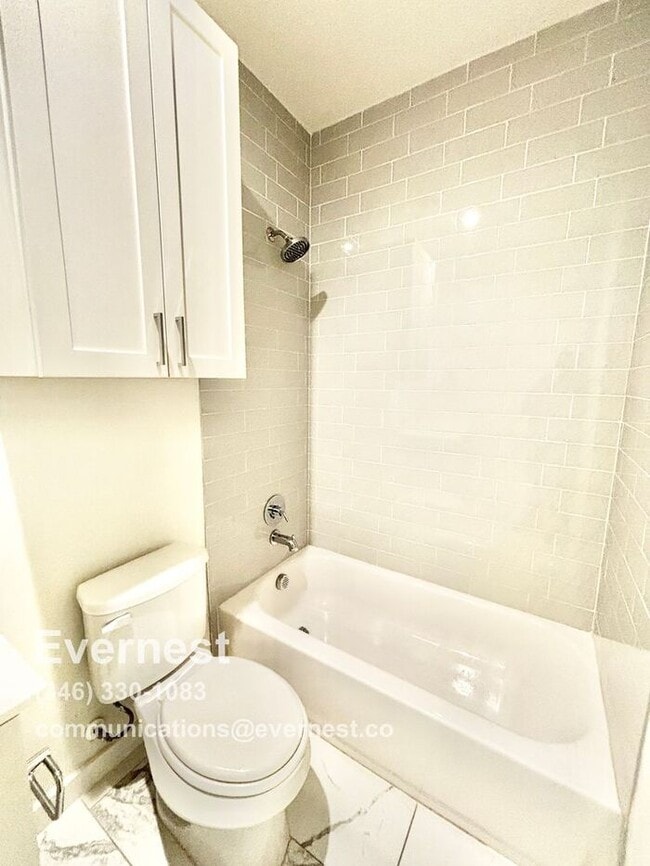 Building Photo - Gorgeous 2-Bedroom Townhome in Prime Locat...