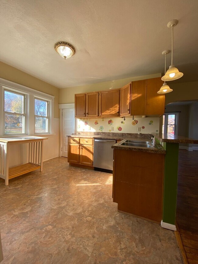Building Photo - 3 Bedroom Home in Elkhart with Garage and ...
