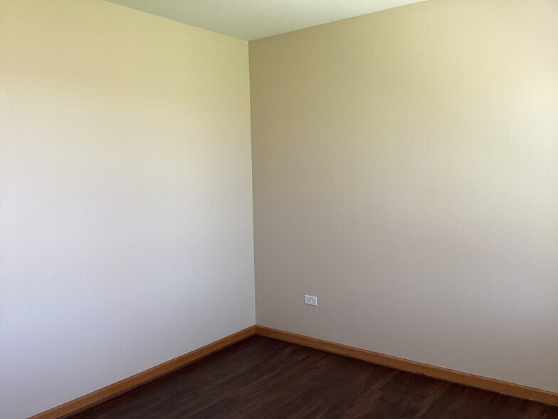 Building Photo - 1305 Bassett Dr