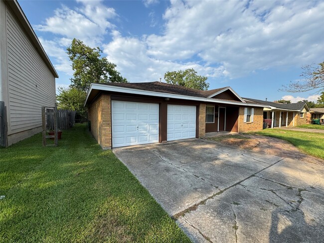 Building Photo - 1812 Dolphin Dr