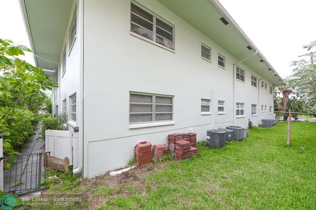 Building Photo - 2404 NE 33rd Ave