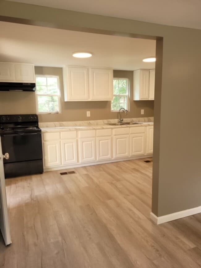 Building Photo - Renovated 3 Bedroom 2 Bath Home on 1 Acre for Rent!