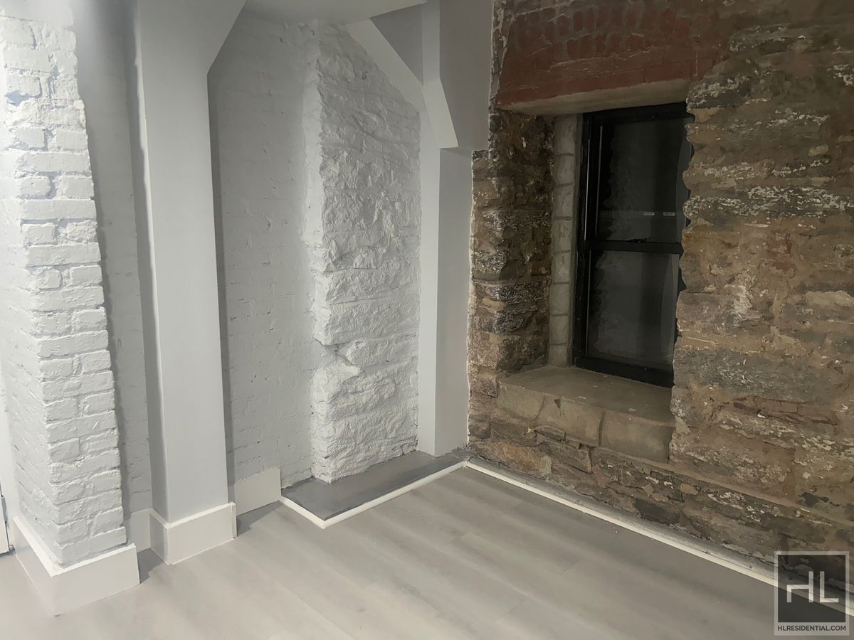 Building Photo - Mott Street