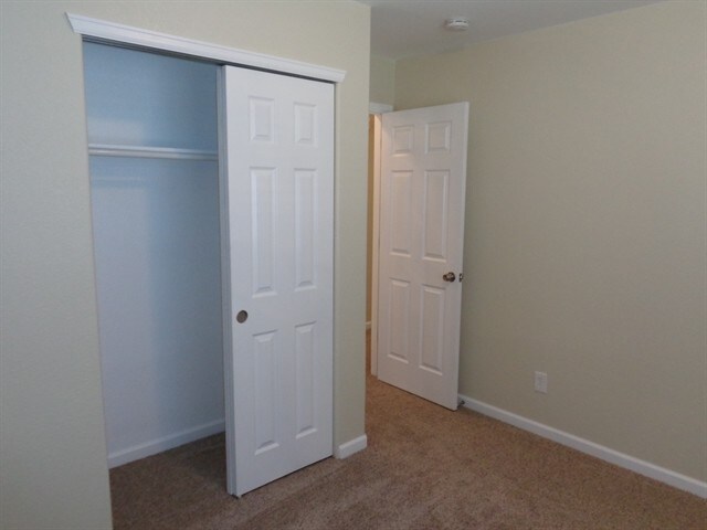 Building Photo - 2500 Park View Dr