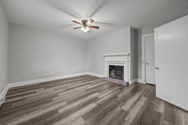 Building Photo - Newly Renovated 2 bed 1 bath!