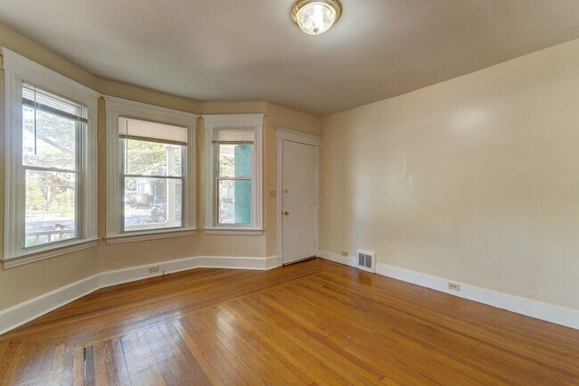 Primary Photo - 318-320 Howard Ave