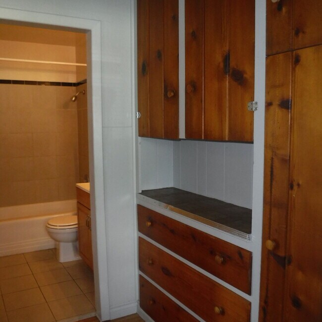 Building Photo - g735