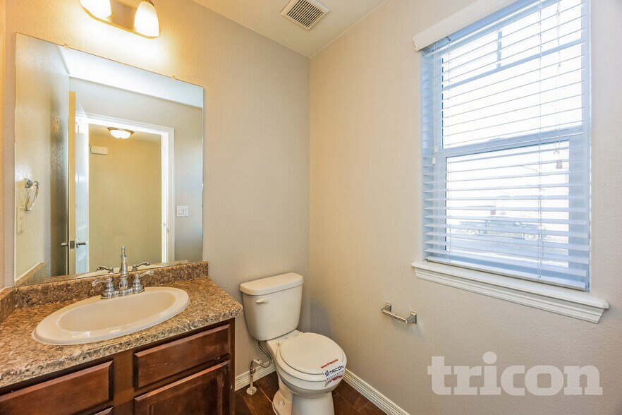 Building Photo - 6733 Galpin Dr