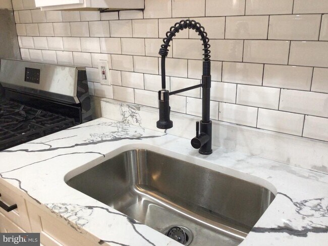 Building Photo - 1715 W Lexington St