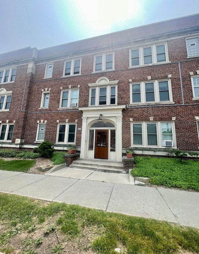 Building Photo - 1725 E Park Pl