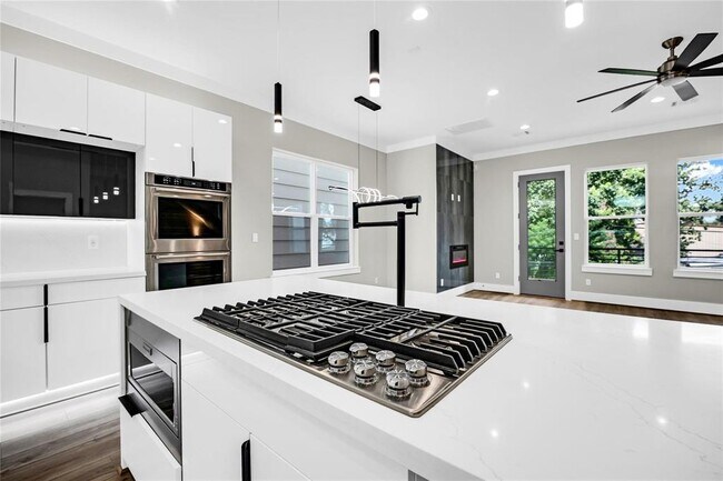 Building Photo - 604 W 28th St
