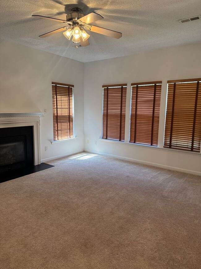 Building Photo - Wonderful 4 bedroom Home in Orchard Farms
