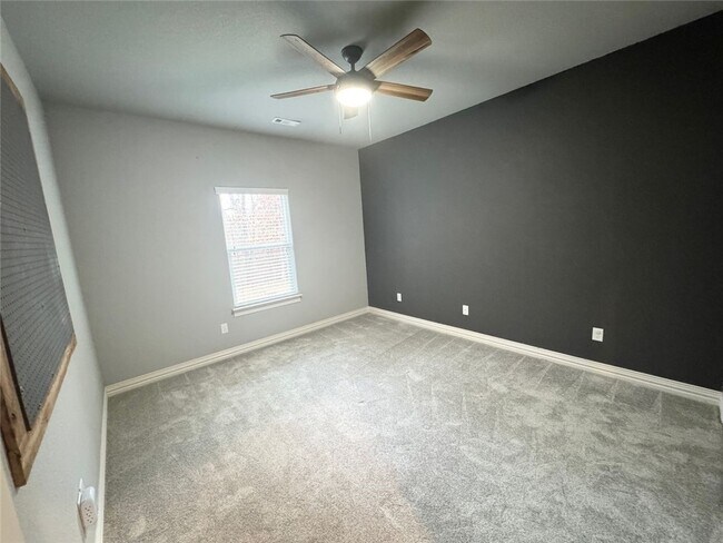 Building Photo - 33 Leona Dr