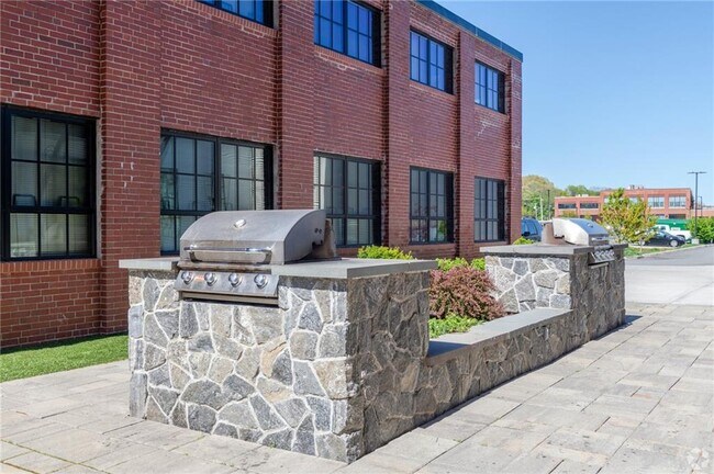 Building Photo - 12 Valley St