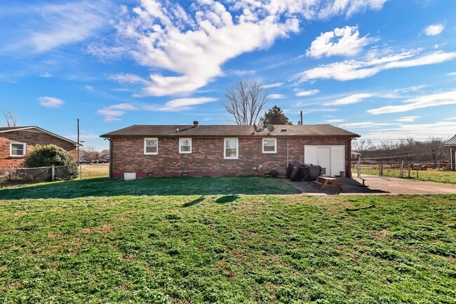 Building Photo - 215 Aster Dr