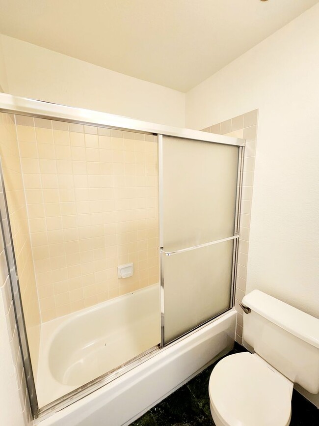 Building Photo - Downtown San Carlos 2 bedroom