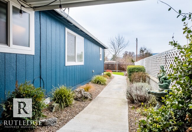 Building Photo - 3 Bedroom + Office in Central Point!