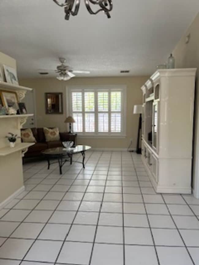 Building Photo - Large home on corner lot!