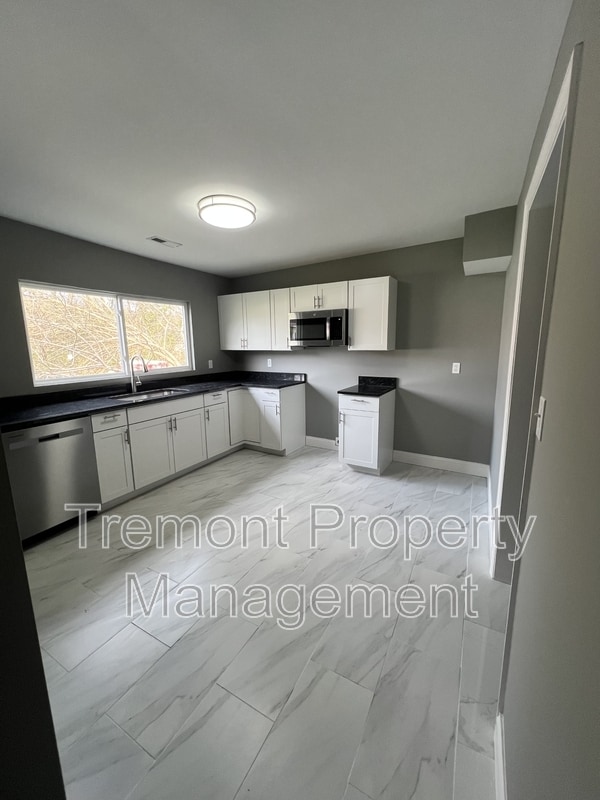 Building Photo - 1100 Tunnel Blvd