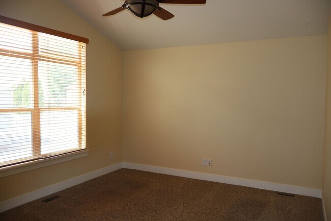 Building Photo - Stunning Modern Five Bedroom Home in Loveland