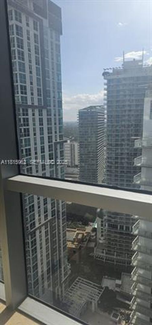 Building Photo - 1060 Brickell Ave