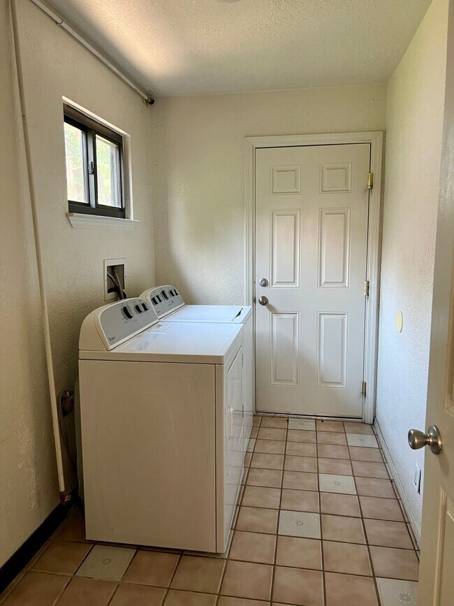 Building Photo - Ready For Immediate Move IN !!