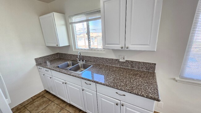 Building Photo - 3021 Carmona Ave