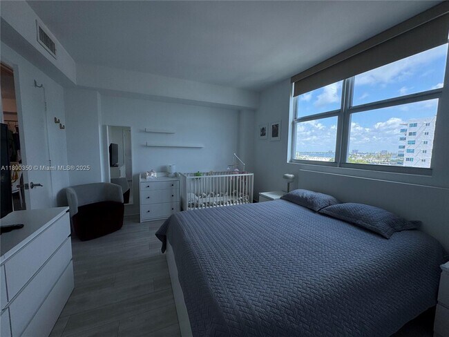 Building Photo - 7501 E Treasure Dr