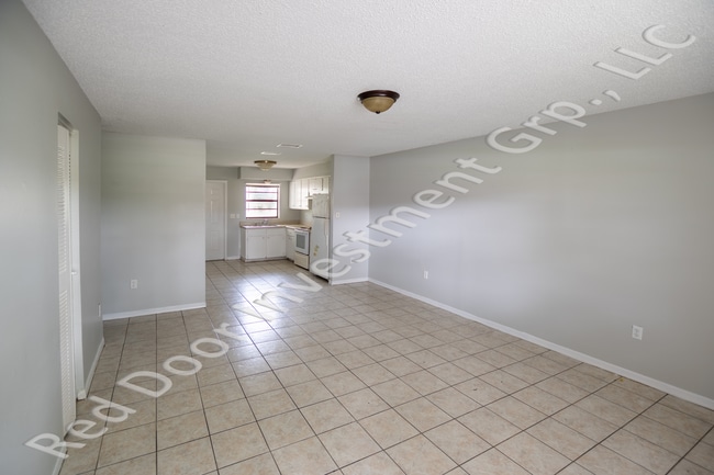Building Photo - Spacious 3/1 Duplex with Laundry Room