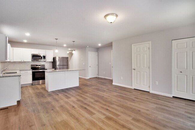 Building Photo - 2223 Macatawa Ln